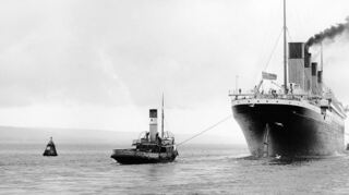 <p>Die "Titanic", das damals größte Schiff der Welt, wird im April 1912 zu ihrer Jungfernfahrt aus dem Belfaster Hafen geschleppt. Ihr Ziel New York erreicht sie nie - der Luxusdampfer sinkt ein paar Tage später.</p>