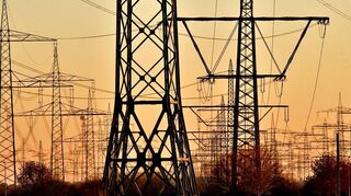 Neue Stromtrassen von Nord- nach Süddeutschland reichen Wissenschaftlern zu Folge für Energiesicherheit nicht aus. Das Bild zeigt Strommasten bei Mannheim.