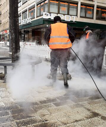 Die Firma „Rinn Steinpflege“ säubert bis Ende März die Planken mit dem Hochdruckreiniger. Für die Zeit danach sucht die Stadt noch nach einem geeigneten Reinigungskonzept. Vielen Mannheimern ist die Straße zu dreckig.