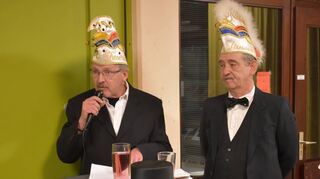 Eine traurige Angelegenheit, da ein Vereinsmitglied einen Tag zuvor gestorben war: Trotzdem wollten Stroseridder-Vorsitzender (l.) Leo Isele und Präsident Michael Seitz das Heringsessen nicht absagen.