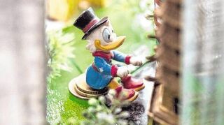 Dagobert Duck – hier eine Figur des Künstlers Herman Helle, die zwischen Bankentürmen der Frankfurter Innenstadt sitzt – ist Symbol für Geld und Geiz, aber trotzdem niedlich. Die Hälfte der Deutschen hält reiche Menschen für rücksichtlos.