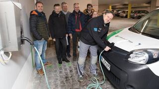 Beim Ausprobieren in der Tiefgarage (v.l.): Sebastian Busalt, Philipp Granzow, Thomas Bruns, Martin Bosold, Adrian Pfaff, Luise Dieter und Alex Neuss.