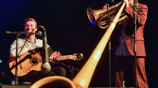 Witzig und virtuos: Gitarrist Alex Eckert (l.) und Matthias Schriefl auf Alphorn und Bassflügelhorn von der Band Shreefpunk Plus Strings, den Gewinnern des Neuen Deutschen Jazzpreises in der Alten Feuerwache Mannheim.