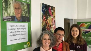 Wollen im Sommer erstmals einen Preis vergeben (v.l.): Vereinsvorstände Gabriele Baier und Barbara Hoffmann mit Raufelder-Tochter Leonie Herrwerth.