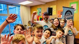 Rapper Jay Farmer bei einem Workshop mit Kindern.