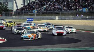 Nürburgring, 24-Stunden-Rennen 2018: Vorne mit der Nummer 320 der Porsche GT3 Cup, der mit dem Biokraftstoff E20 betankt wird.