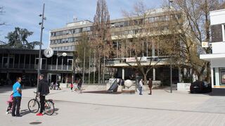 Ein vertrauter Anblick: Das Rathaus mit dem vorgelagerten Bürgerbüro und Ratssaal gestern um die Mittagszeit.