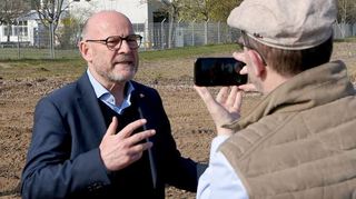 Verkehrsminister Winfried Hermann (Grüne) auf der Baustelle im Interview mit „MM“-Redakteur Hans-Jürgen Emmerich.