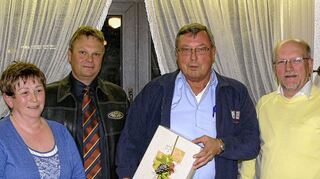 <p>Rechner Berthold Lau (2.v.rechts) verabschiedet sich nach 39 Jahren aus dem Vorstand der TG Bobstadt. Schriftführerin Christel Ratsch, Vorsitzender Michael Withake und Magistratsmitglied Werner Klag gratulieren.</p>