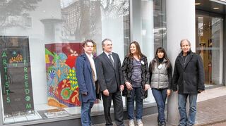 <p>Das Gebäude, in dem eine H & M-Filiale war, beherbergt eine Ausstellung von Artists for Freedom (AFF), die am Samstag eröffnet wird: Yann Fürst (Marketingverein), Ernst Lindenschmitt (HypoVereinsbank), Christina Seibold, Nicoleta Steffan und Edgar Landherr (alle AFF) vor dem Eingang mit Schaufenstern (v. l. n. r.).</p>