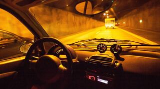 Das ungewohnte Licht und die enge Röhre können im Tunnel ein mulmiges Gefühl erzeugen.