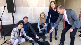 Grundsteinlegung(v.l.): Stefanie Jansen, Uwe Gerberich-Demmer, Marina Rommeis, Adriane Gunzer vom Bauträger FWD und Bürgermeister Michael Kessler.