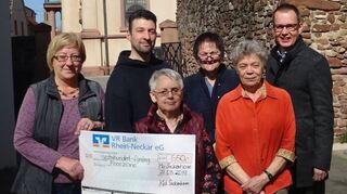 Scheckübergabe der kfd Seckenheim an Freezone (v.l.): Angelika Reinl, Freezone-Mitrarbeiter Markus Unterländer, Ursula Bozzer, Marion Kreisel, Ursula Morano und Pfarrer Markus Miles.