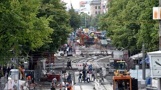 Ein Bild des Horrors. So sah es Ende Juli 2017 auf der Großbaustelle (vom Wasserturm aus gesehen) aus. Es war die schwierigste Phase des Umbaus, weil an vielen Stellen gleichzeitig gearbeitet wurde. Die Straßenbahn fuhr zu dieser Zeit nicht, weil die Gleise neu verlegt wurden.