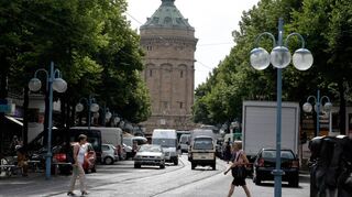 Die Aufnahme aus dem Sommer 2008 verdeutlicht die Verkehrsproblematik in der Fußgängerzone. Ein solches Bild möchte zukünftig niemand mehr sehen.