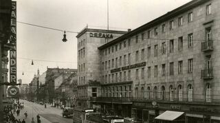 Promenade unter Bäumen: Oben eine der ältesten Darstellungen der Planken, unten links der Neubau der 1930er Jahre in P 5 nach dem Plankendurchbruch mit Kaufhaus „Defaka“ und Café Kossenhaschen, rechts unten der 1975 hier platzierte „Kugelbrunnen“ von Klaus Hermann.