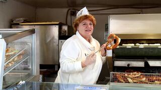 Seit elf Jahren ihr Arbeitsplatz: Christa Bendick in einem Brezelhäuschen auf den Planken.
