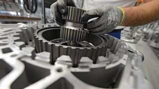 Bislang das Kerngeschäft von ZF: Ein Arbeiter baut das Getriebe für einen Omnibus zusammen.