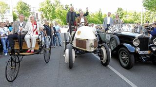 <p>Auf dem Benz-Patentmotorwagen (l.) kann am Pfingstmontag beim historischen Fest im Ladenbuger Benzpark ein "Führerschein" erworben werden und auf der Festwiese findet ein Oldtimer-Treffen statt.</p>