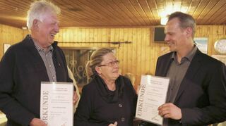Markus Wolter (v.r.) von den Vogel-und Naturschützern in Biblis zeichnet Gabriele Putz und Manfred Seib für ihre langjährige Treue zum Verein aus.