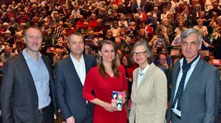 "Frauenrechte sind Menschenrechte": Jagoda Marinic (Mitte) und Siv Bublitz sprechen über das Aufbrechen alter Rollenbilder. Die Mannheimer Reden sind eine gemeinsame Aktion des Nationaltheaters Mannheim - hier links Schauspielintendant Christian Holtzhauer - und des Bildungs- und Gesundheitsunternehmens SRH Heidelberg - Professor Christof Hettich, 2. von links. Der Mannheimer Morgen ist Medienpartner: Moderator und Redakteur Stefan Dettlinger, rechts.