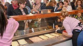 Neugierig waren die Besucher auf das Eis im neuen „Café Planken“. Entsprechend groß war der Andrang.