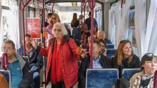 Viele Kunden nutzten die geschmückte Kultourbahn mit Musik an Bord.