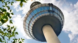 Vermutlich 2020 zur Sanierung gesperrt: Drehrestaurant „Skyline“ (obere Fensterreihe) und Aussichtsplattform (untere Reihe) des Fernmeldeturms.
