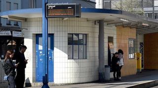 Charakteristische Rundung: das Straßenbahn-Wartehäuschen am Tattersall.