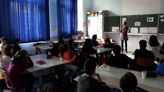 Weil die Sonne blendet, ziehen die Schüler die Vorhänge zu – aber gestern verzichteten sie darauf, das Licht anzumachen.