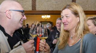Im Historischen Ratssaal ist einiges los und es herrscht gute Stimmung. Gerne genießen Thorsten und Cornelia Stanislawski den Wein.
