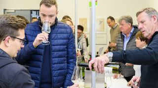 Im Kulturhof Flachsgasse herrscht reger Betrieb. An den Ständen dreht sich alles um den Rebensaft.