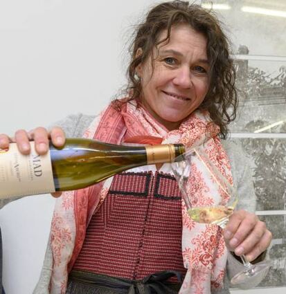 Die Weine aus dem Burgenland schenkt Andrea Weinberger ein.