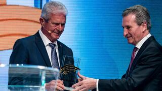Dietmar Hopp (l.) nimmt die Auszeichnung von EU-Kommissar Günther Oettinger entgegen.