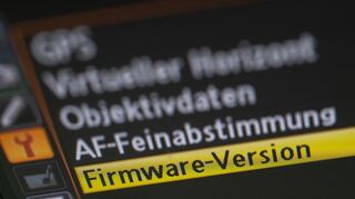 In den Einstellungen des Geräts lässt sich die Firmware-Version nachschauen - hier bei einer Kamera. Damit kann man auf der Hersteller-Website nachprüfen, ob die aktuellste Version installiert ist.