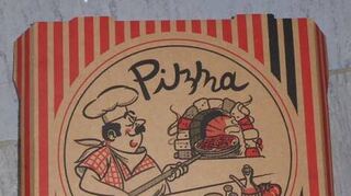 Diese Dose und Pizzaschachtel fanden die Beamten am Gebäude.