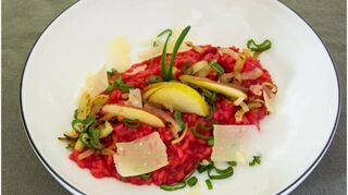 Damit begrüßt unsere Bloggerin Naschkatze den Frühling: Risotto mit Roter Bete, Apfel, Meerrettich und Zwiebeln.