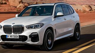 Eine Riesen-Niere dominiert die Front des BMW X5. Das noble Geländefahrzeug ist in der vierten Generation angekommen.