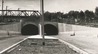 Das Ostportal ein Jahr vor der Eröffnung des Tunnels. Im Hintergrund links ist noch der alte Neckarauer Übergang zu erkennen.