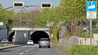 Seit 25 Jahren in Betrieb: Fahrlachtunnel (im Bild das Ostportal von der Ludwigshafener Straße aus gesehen) und Südtangente zählen zu den am stärksten befahrenen Straßen der Stadt.