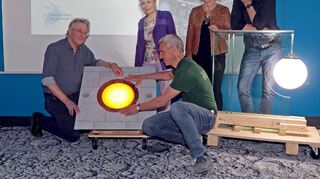 Der Bau beginnt im Juli (v.l.): Wolfgang Wacker, Roswitha Henz-Best, Michael Dillschneider, Ulrike Mann und Gunther Schulz mit Teilen der Planetenallee.
