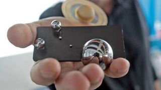 Gunther Schulz zeigt die Mini-Planeten.