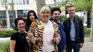 Angekettet an Baum (v.l.) Kathrin Lamm, Nesrin Akpinar, Claudia Roth, Jens Brückner und Raik Dreher