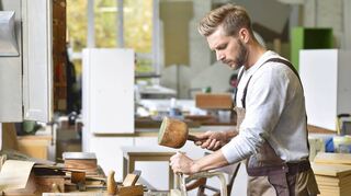 Selbstständige wie zum Beispiel Handwerker sollten privat fürs Alter vorsorgen. Denn sonst drohen finanzielle Lücken.