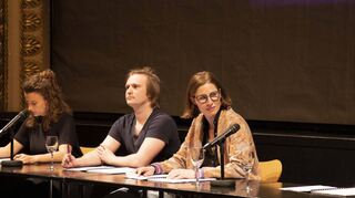 Lesung mit verteilten Rollen (v.l.): die Schauspieler Nadja Rui, Marco Sykora und Lisa Förster tragen vor.