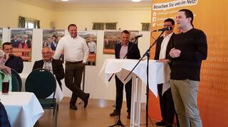 Die CDU-Kandidaten stellen sich vor (stehend von links): Fraktionschef Michael Mittelstädt, Harald Lehn, Thomas und Lukas Schmidt.