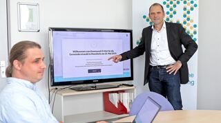 Christian Stecker (l.) vom Mannheimer Zentrum für Europäische Sozialforschung und  Ralf Vandamme (Hochschule Mannheim) stellen den "Kommunal-O-Mat" vor. Beide betreuen das Projekt wissenschaftlich