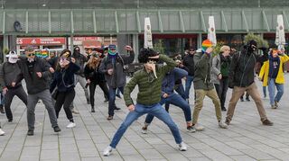 Scheinbar spontan kamen auf dem Alten Meßplatz etwa 50 Demonstranten zu einer Protestaktion gegen Videoüberwachung zusammen.