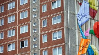 Ein Plattenbau-Wohnblock im Neubaugebiet von Schwerin (Mecklenburg-Vorpommern).