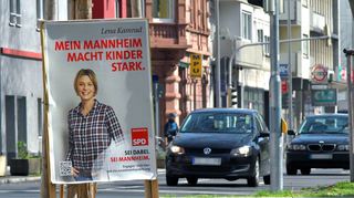 Darf die CDU auch die Wahlplakate anderer Parteien abhängen? Zwei Redakteure des "MM" äußern sich sehr unterschiedlich zu dieser Frage.